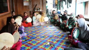 Jalin Silaturahmi, Anggota Satgas TMMD Ikut Latihan Rebana