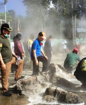 Gotong Royong Bersama Warga Sebagai Sarana Edukasi Protokol Kesehatan Covid -19