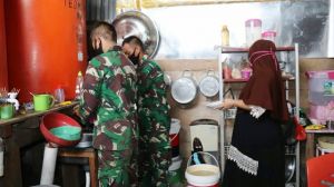Tinggal di Rumah Orang Tua Asuh, Anggota Satgas TMMD Kodim Tanjab Bantu Memasak