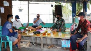 Anggota Satgas TMMD Terus Jalin Komunikasi Dengan Warga Labuhan Pering