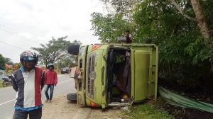 Truk Batu Bara Nyunsep di Depan SMK 2 Merangin