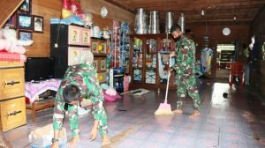 Sebelum Berangkat Ke Lokasi TMMD,  Satgas Bantu Orang Tua Asuh