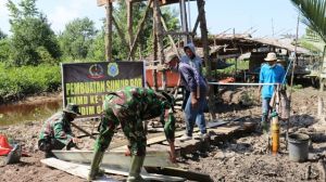 Bersama Warga, Satgas TMMD Labuhan Pering Pasang Lantai Sumur Bor