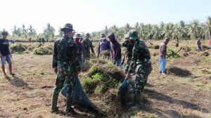 Satgas TMMD Kodim Tanjab Gotong Royong Bersama Warga Bersihkan Lapangan Sepakbola