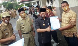 Empat UPR Merangin Diberi Sertifikat CPIB, Bupati Merangin Serahkan Sertifikat Prasehatkan