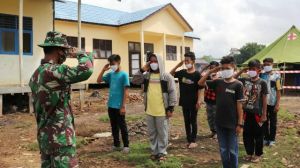 Ajarkan Cinta Tanah Air, Anggota Satgas TMMD Kodim Tanjab Latih Baris Berbaris kepada Anak-Anak