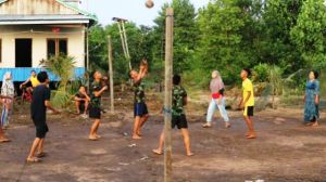 Jalin Kebersamaan, Anggota Satgas TMMD Kodim Tanjab Bermain Voli Bersama Warga