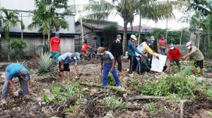 Sambut Tim Wasev TMMD, Warga Desa Labuhan Pering Gotong Royong Bersihkan Lingkungan