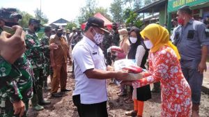Asisten II dan Kasatpol PP Kabupaten Tanjabtim Berikan Sembako Pada Warga Desa Labuhan Pering