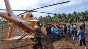 Anak-Anak Desa Labuhan Pering 'Serbu' Helikopter yang Membawa Tim Wasev