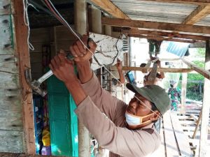 TNI dan Warga Kompak Sukseskan TMMD 108 Kodim Tanjab serta Pakai Masker Waspada Covid-19