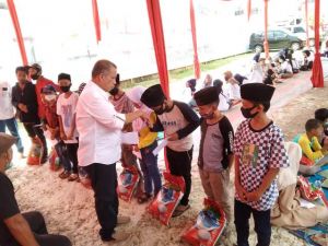 Tim FU Beri Santunan Pada Anak Yatim