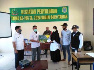 Satgas TMMD Kodim 0419/Tanjab Gandeng Baznas Salurkan Bantuan Untuk Warga Labuhan Pering