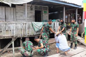 Kompak Satgas TMMD Kodim 0419/Tanjab Bersihkan Pekarangan Rumah Orang Tua Asuh