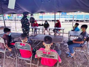 TNI Ajari Makna Pancasila Kepada siswa SD Labuhan Pering