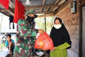 Datangi Rumah Warga Langsung, Satgas TMMD Kodim 0419/Tanjab Kembali Salurkan Paket Sembako
