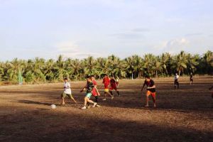 Satgas TMMD Kodim 0419/Tanjab Ajak Warga Main Sepak Bola Bersama