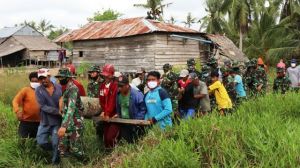 Melalui TMMD,TNI Bangkitkan Semangat Gotong Royong Warga Desa Labuhan Pering