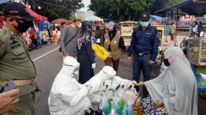 Ratusan Pedagang dan Pengunjung Car Free Day Kantor Gubernur Jalani Rapid Test