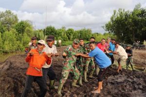 Di Tengah Pandemi COVID-19, Semangat Kebersamaan Menjadi Hakikat Kemanunggalan TNI Rakyat