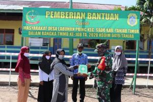 Berantas Buta Al Quran, Satgas TMMD Kodim Tanjab Bagikan Juz Amma