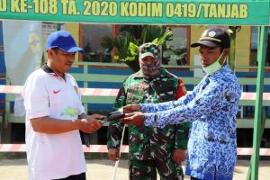 Melalui Program TMMD, Dinas Perkebunan Tanjab Timur Serahkan Bantuan Alat Pengolahan Pasca Panen