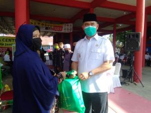Pemkot Jambi Bersama Basnaz Kota Jambi Salurkan 1000 Paket Sembako Pada Masyarakat Terdampak Covid