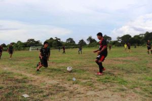 Jalin Komunikasi dan Kebersamaan, Satgas TMMD Kodim Tanjab Gelar Sepakbola Bersama Warga