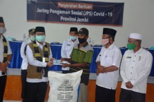 Bagikan JPS di Muaro Jambi, Fachrori: JPS Covid-19 Bantu Perekonomian Masyarakat