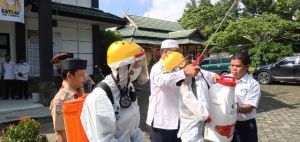 Gerakan Pramuka Kwarda Jambi-PMI Kota Jambi Lakukan Penyemprotan Disinfektan