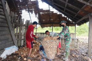 Lakukan Komsos, Anggota Satgas Himbau Warga Pakai Masker Cegah Penyebaran Virus Corona