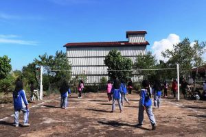 Semangat Warga Ikuti Turnamen Bola Voli Putri TMMD Kodim Tanjab