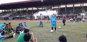 Memakai Jerse dan Sepatu Serba Biru, Al Haris Bermain Bola di Stadion Tri Lomba Juang