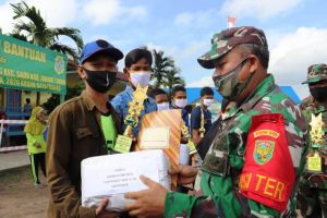 Satgas TMMD Kodim Tanjab Serahkan Hadiah Turnamen Sepak Bola Di Desa Labuhan Pering