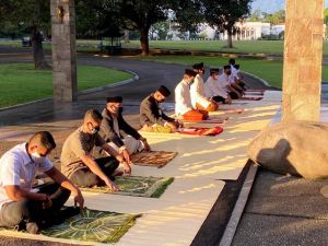 Presiden Jokowi Salat Iduladha di Halaman Wisma Bayurini