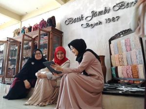 Cintai Produk Jambi, Ratu Munawarah Sambangi Batik Jambi Berkah