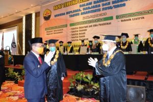 Fachrori Motivasi Wisudawan Unbari Terus Tingkatkan Kompetensi