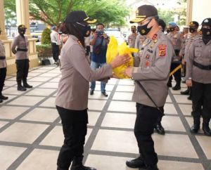Kapolda Jambi ke Polwan, Serahkan Baksos Untuk Dibagikan ke Masyarakat Terdampak Covid-19