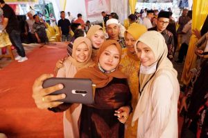 Hadir di Maro Sebo Ulu, Warga Langsung Berebut Selfie Dengan Ratu Munawaroh