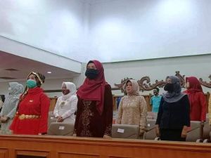 Kenakan Kebaya Merah, Ratu Hadiri Paripurna DPRD Provinsi Jambi dalam Rangka HUT ke-75 Kemerdekaan