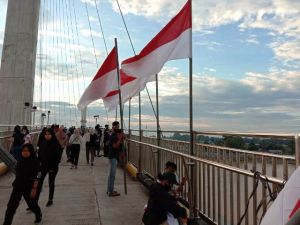 Meriahkan HUT RI, Sahabat Juang Pasang Bendera Di Gentala Arasy
