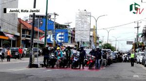 Warga Jambi Hormat Bendera Peringati Detik detik Proklamasi di Jalan Raya,Kasat Lantas: Saya Terharu