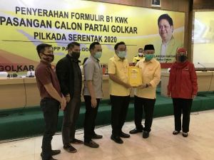 Berseràgam PDIP, Ratu Dampingi Cek Endra Terima Formulir B1 KWK dari DPP Golkar