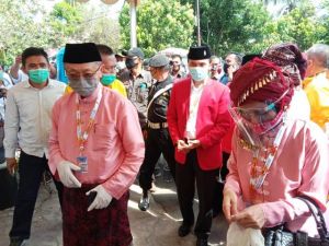 Cek Endra Kenakan Teluk Belango, Ratu Pakai Tekuluk Daftar ke KPU