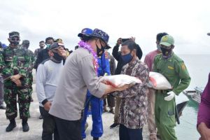 Sisir Pantai Timur, Kapolda Jambi dan Danrem Beri Sembako ke Warga yang Terdampak Covid-19
