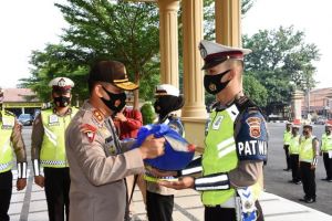 Lepas 4900 Paket Sembako HUT Lalin, Kapolda Jambi: Diserahkan Door to Door Patuhi Prokes