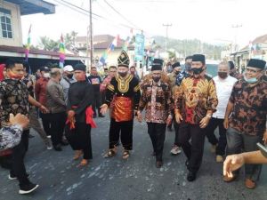 Tiba di Kampung Halaman, Syafril Nursal Disambut Dengan Sholawat Dan Diberi Kain Sorban Putih