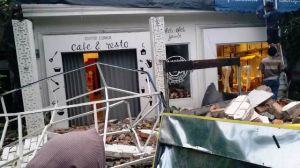 Hujan Lebat Disertai Angin Kencang Porak-Porandakan Cafe Jenna di Sungai Kambang