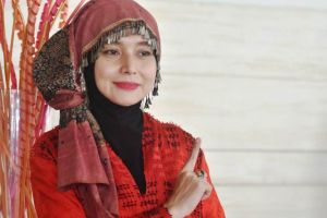Cantiknya Ratu Munawaroh Saat Pakai Tekuluk Jambi