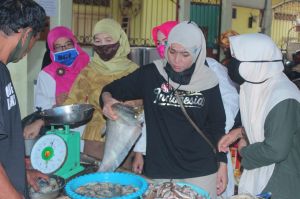 Blusukan ke Pasar Keluarga, Ratu Belanja Udang, Baung Laut, Hingga Ikan Belida 